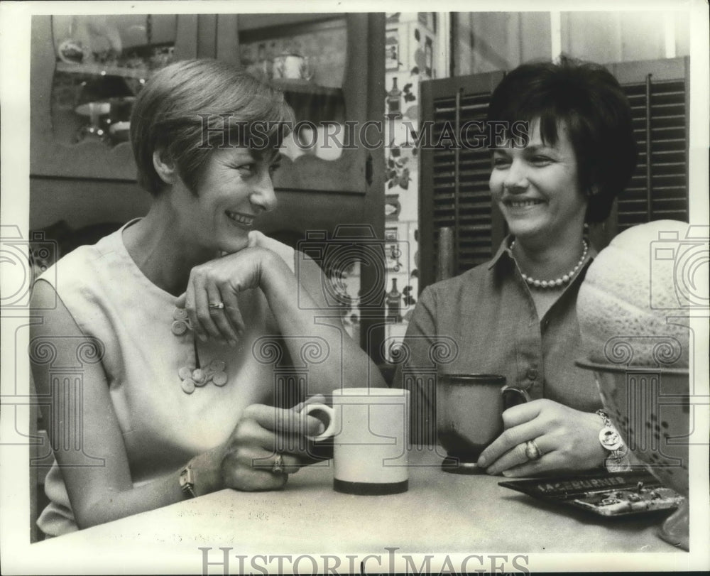 1966 Astronaut wives, Joan Aldrin and, Marilyn Lovell waiting. - Historic Images