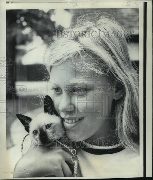 1969 Press Photo Holding her kitten Leif is Janice Aldrin, 11, - Historic Images