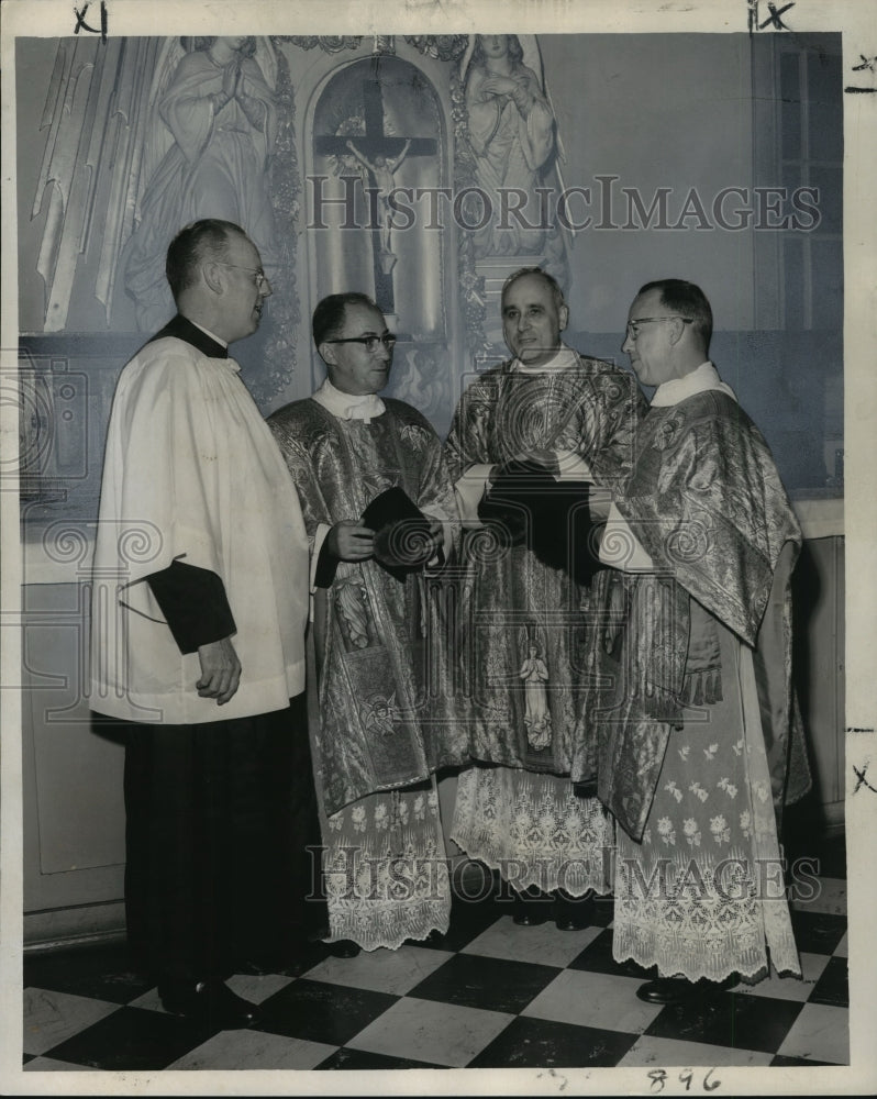 1960 Ordained together 25 years ago, four priests celebrate Mass - Historic Images