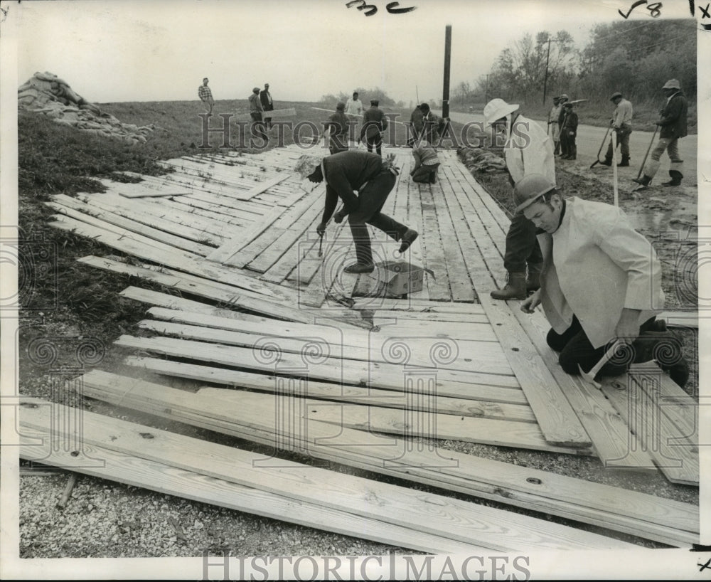 1973 Press Photo Bolstering the landside of the levee in Lower Algiers. - Historic Images