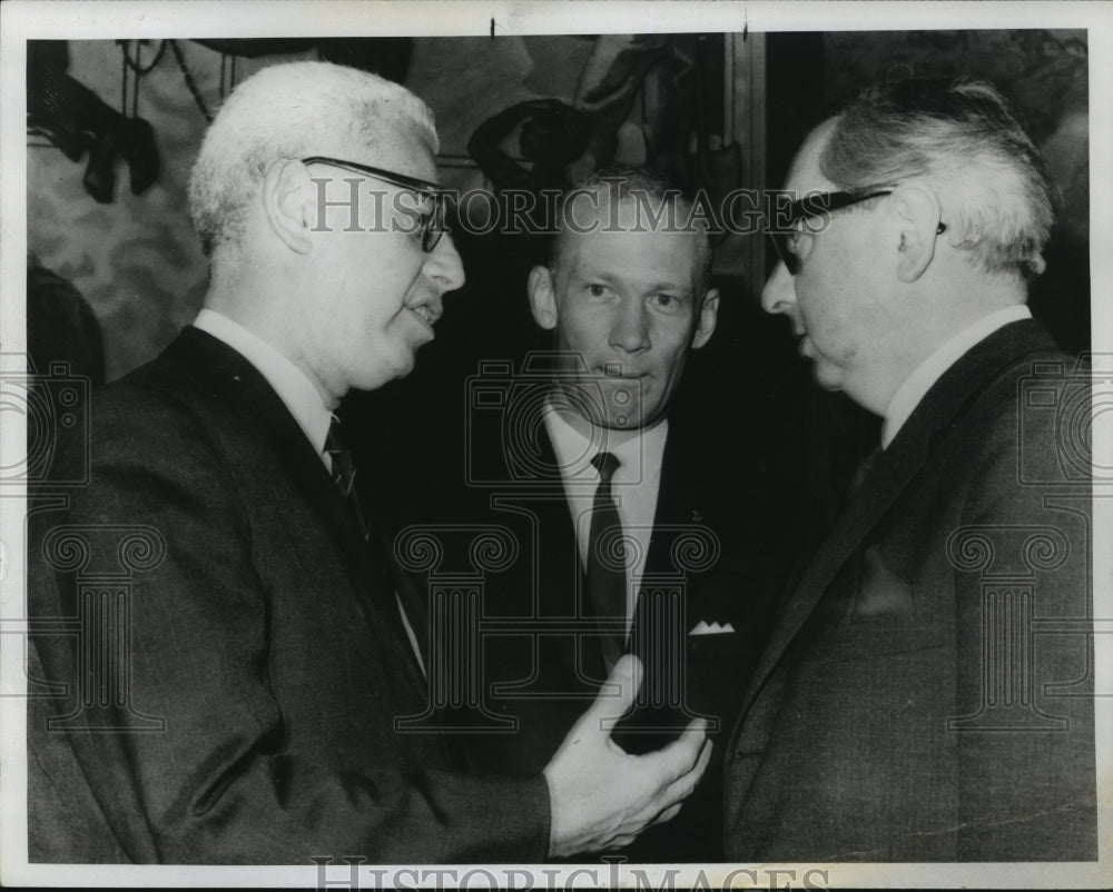 1969 Press Photo Astronaut Edwin E. Aldrin Jr. with Two Unidentified Men - Historic Images