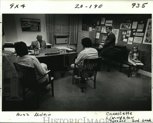 1978 Press Photo Charlotte Livingston Waits for Autograph from Edwin Buzz Aldrin - Historic Images