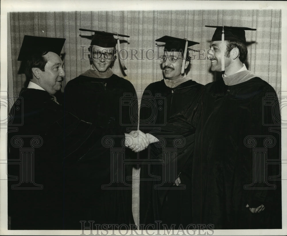 1974 Press Photo Joe L Albritton chats with student award winners at Tulane. - Historic Images