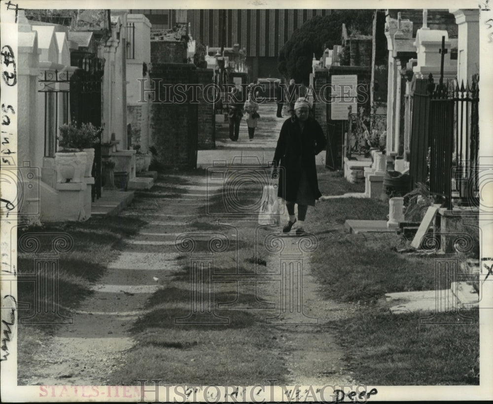 1972 Press Photo All Saints Day - People visiting loved ones graves at cemetery. - Historic Images