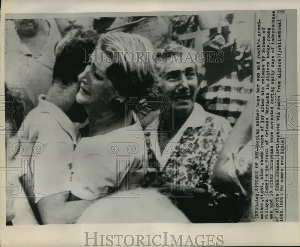 1962 Algerian women cry as release of family member in Algiers. - Historic Images