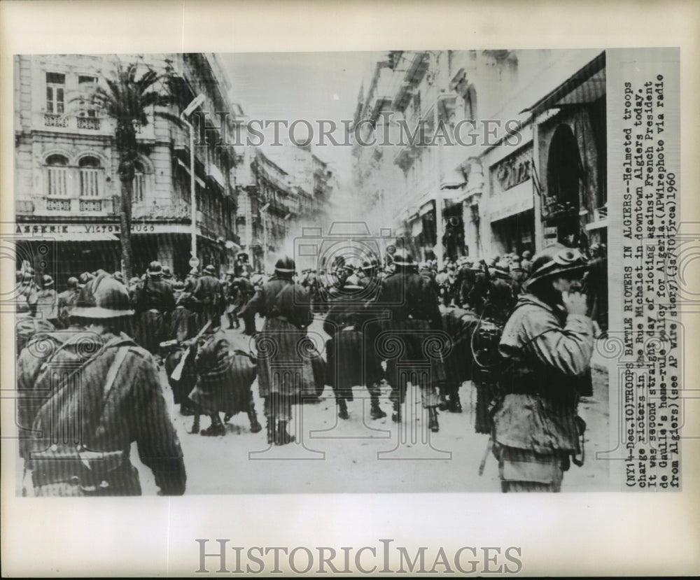 1960 Press Photo Helmeted troops charge rioters in Rue Michelet, Algiers. - Historic Images