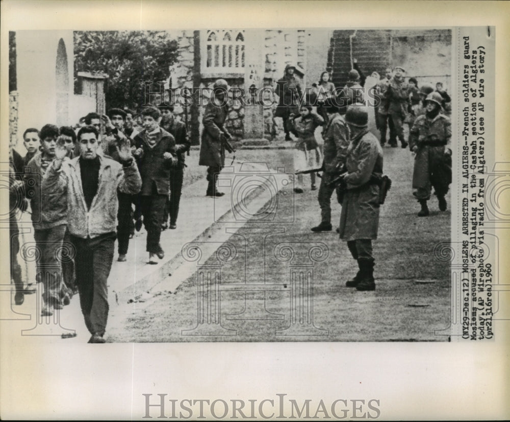 1960 Press Photo French soldiers guard Moslems in Cashbah section of Algiers.-Historic Images