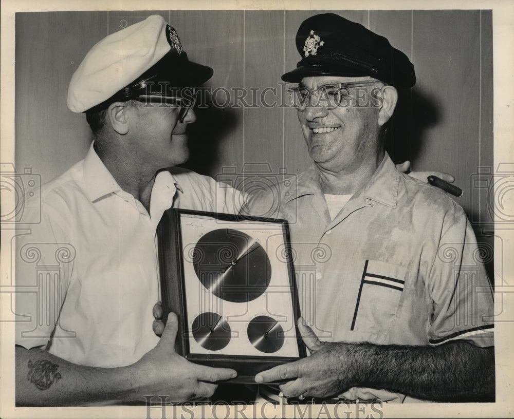 1973 Press Photo Cmdr. Nofie O. Alfonso and Cmdr. Raymond Slotness. - Historic Images