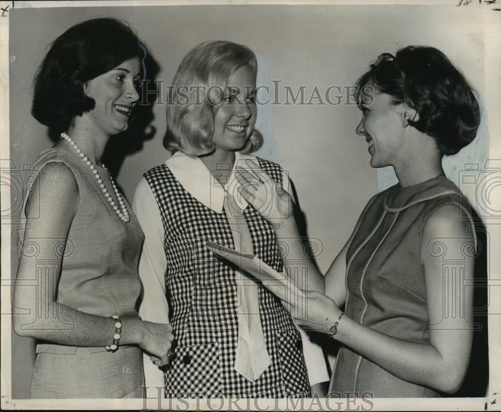 1964 Rosalind Olschner, Mrs. S.T. Aleus III and Mary Deas rehearse. - Historic Images