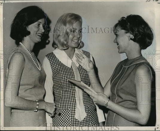 1964 Rosalind Olschner, Mrs. S.T. Aleus III and Mary Deas rehearse. - Historic Images