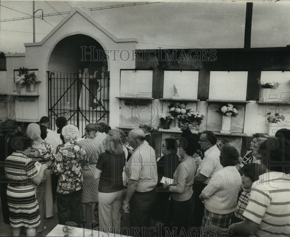 1977 Press Photo All Saints Day - Religious services performed at Roch Cemetery. - Historic Images