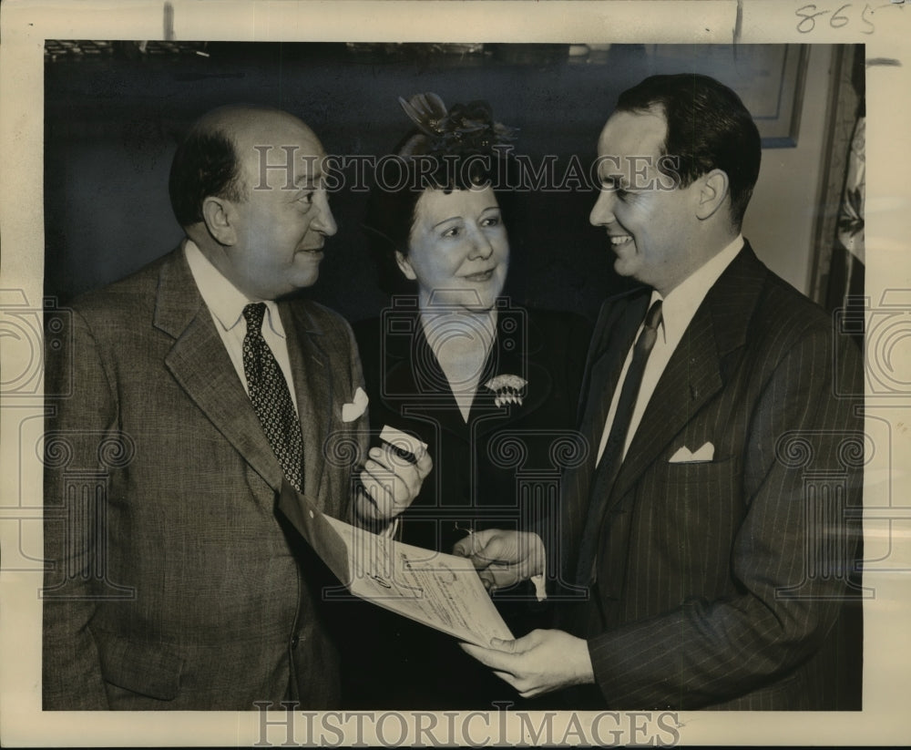 1948 Mrs. Allen and Charles Premac, the singing chef in New Orleans. - Historic Images