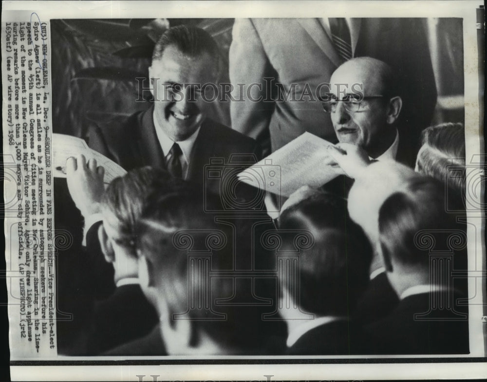 1968 Press Photo Vice President Spiro Agnew signs autographs at New Orleans. - Historic Images