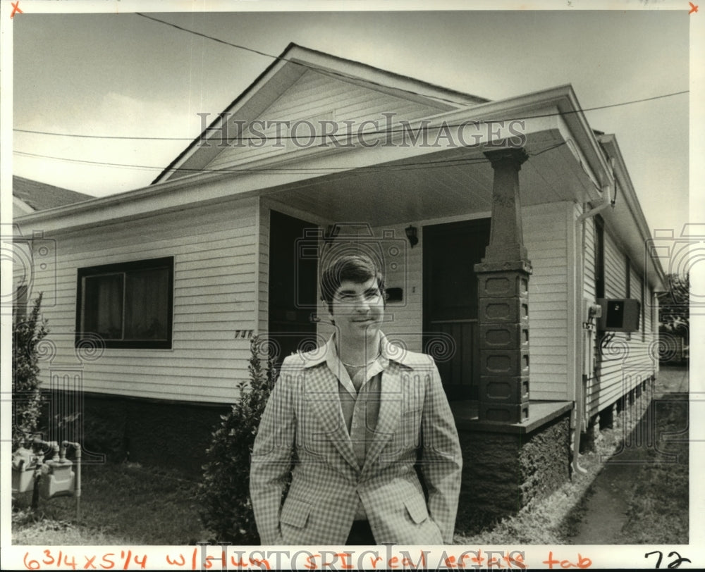 1979 Press Photo Dean Allison with his first property on Gretna street - Historic Images