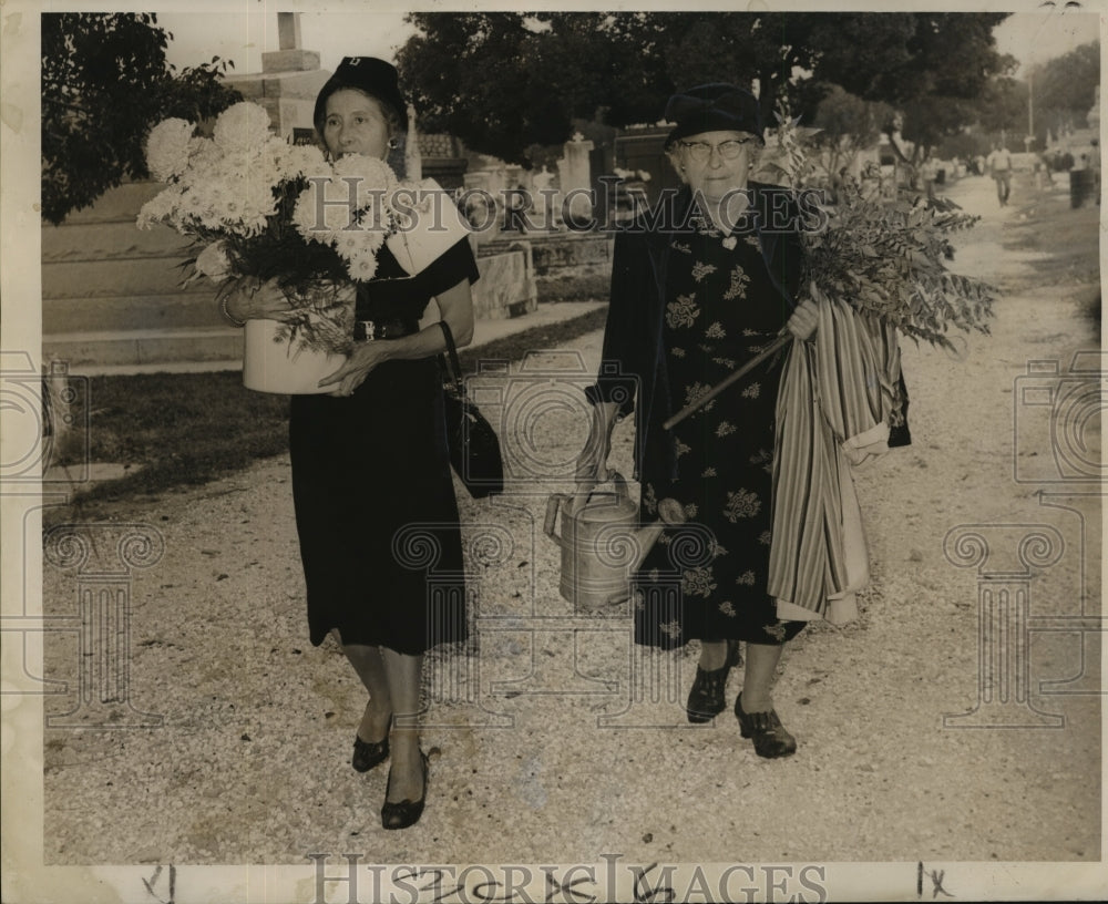 1961 Press Photo All Saints Day Enroute to family tomb in Greenwood Cemetery - Historic Images