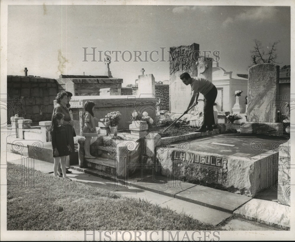 1968 Press Photo All Saints Day - A family cleans up tomb at Greenwood Cemetery. - Historic Images