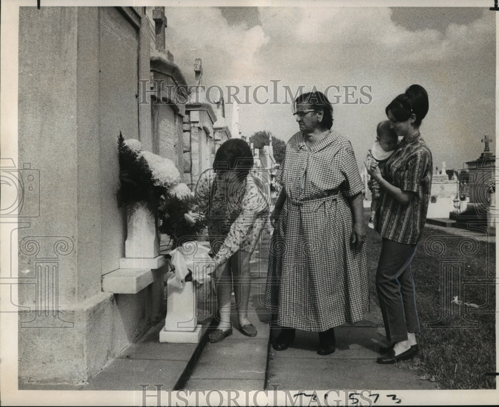 1968 Press Photo All Saints Day - Mrs. Prendergast and family visit their tomb. - Historic Images