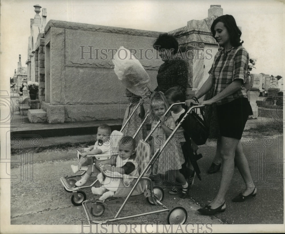 1968 Press Photo All Saints Day - Families visit cemetery to honor loved ones. - Historic Images