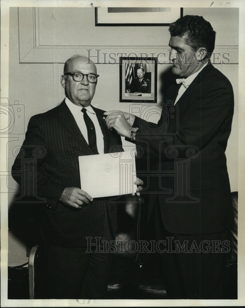 1965 Press Photo Federal Service-Altho A. Allen awarded 30 year service pin.- Historic Images