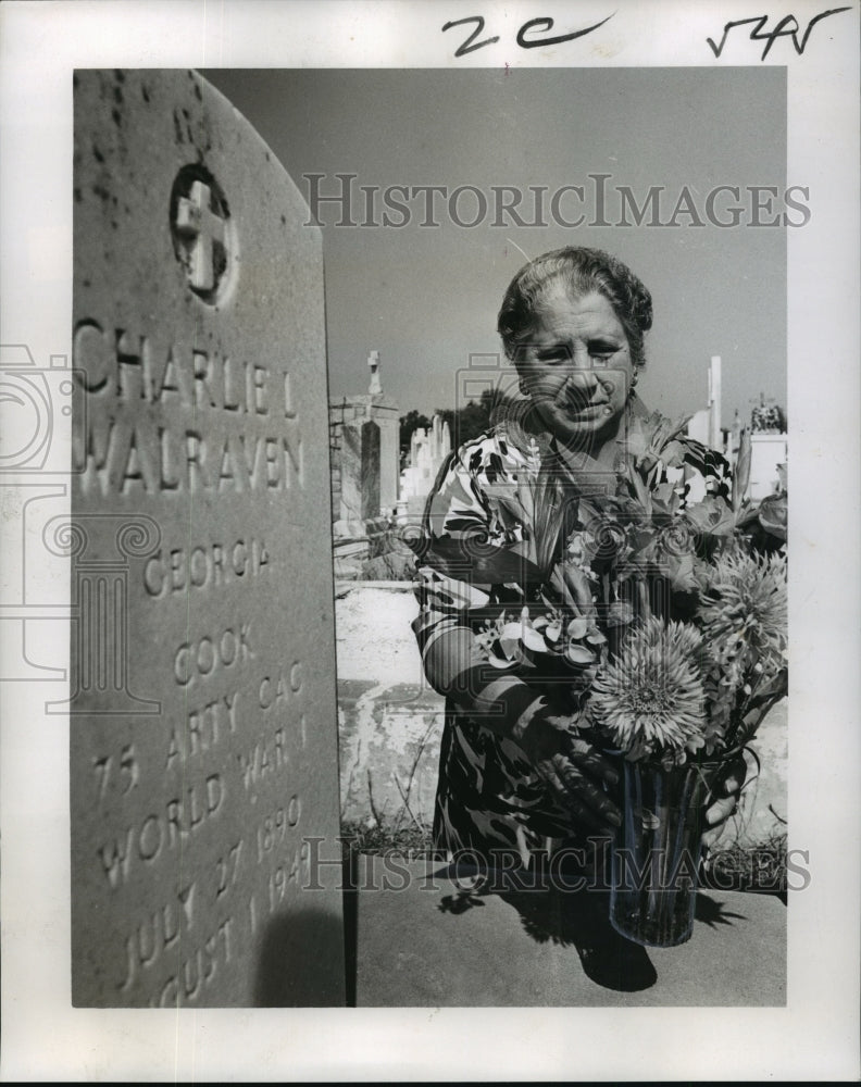 1966 Press Photo All Saints Day, Mrs. Felicia Elmore with traditional flowers - Historic Images