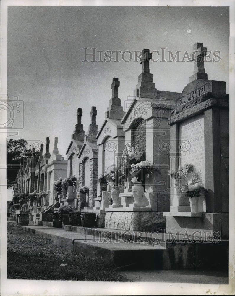 1970 Press Photo New Orleans - Flowers on Graves on All Saints Day - Historic Images