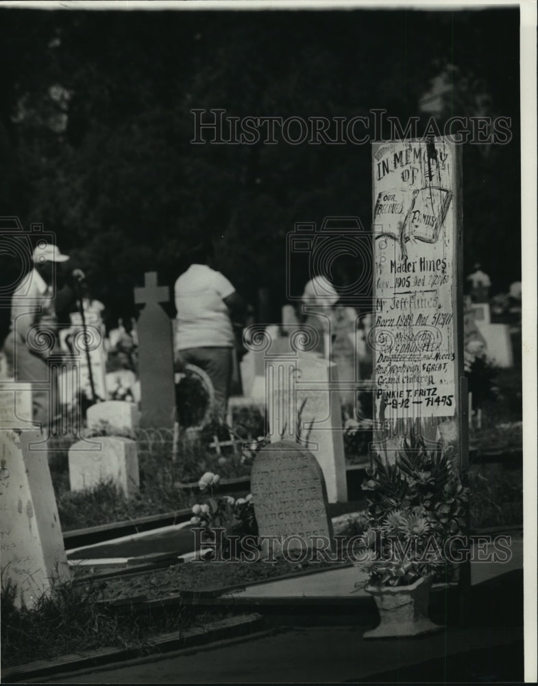 1978 Press Photo Visitors in Cemetery on All Saints Day - Historic Images