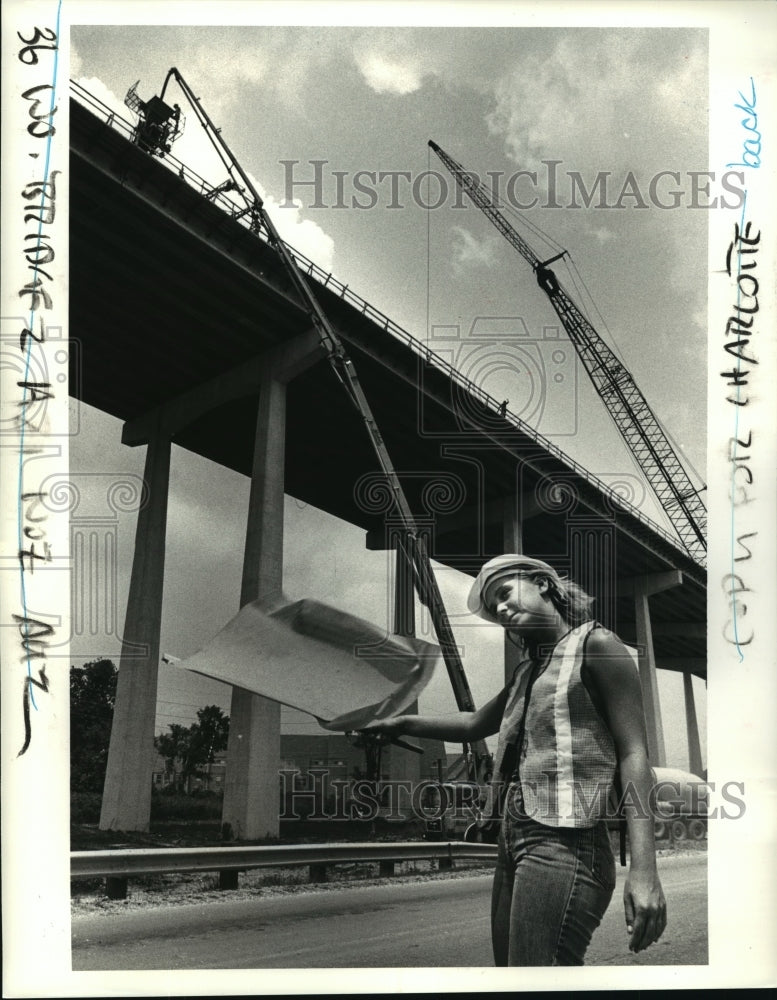 1985 Press Photo Tammy MCConnell flags traffic by Algiers Intracoastal Waterway - Historic Images