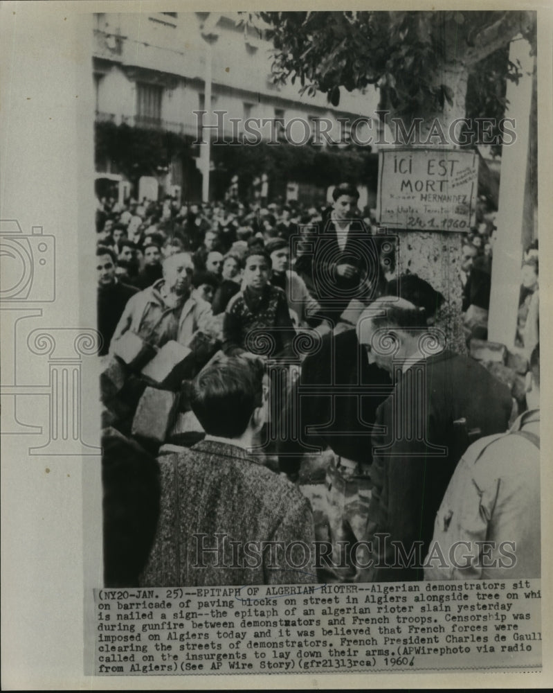 1960 Press Photo Algerian demonstrators sit on barricades in streets of Algiers. - Historic Images