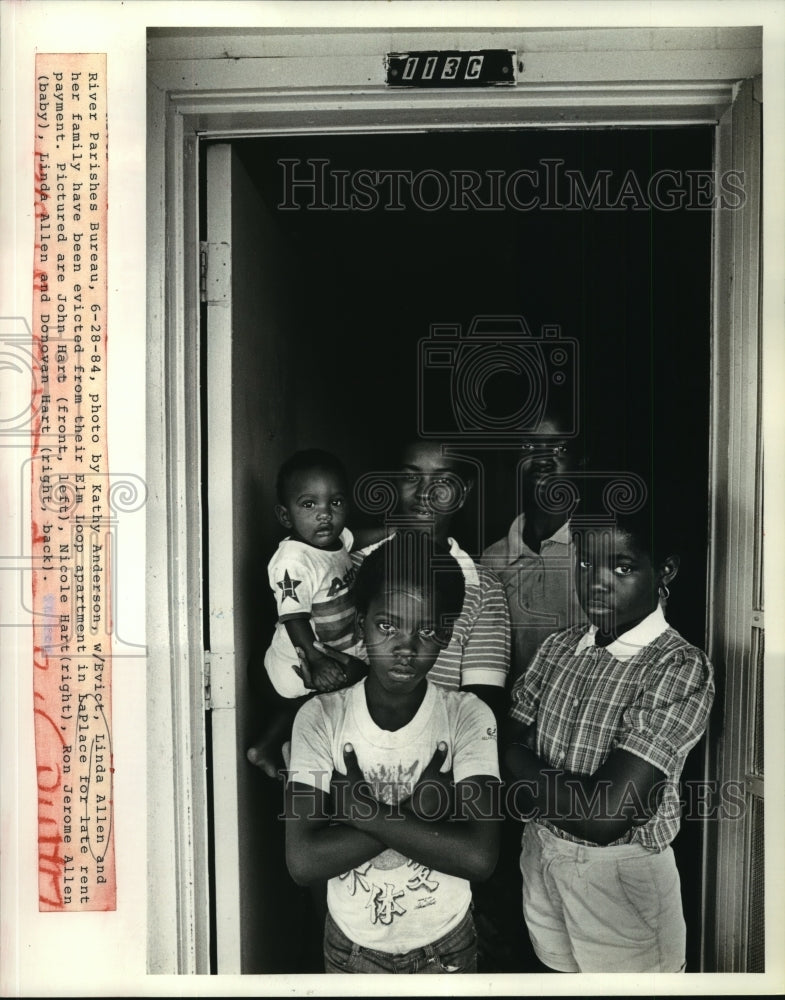 1984 Press Photo New Orleans - Linda Allen &amp; Family Evicted from LaPlace Apt. - Historic Images