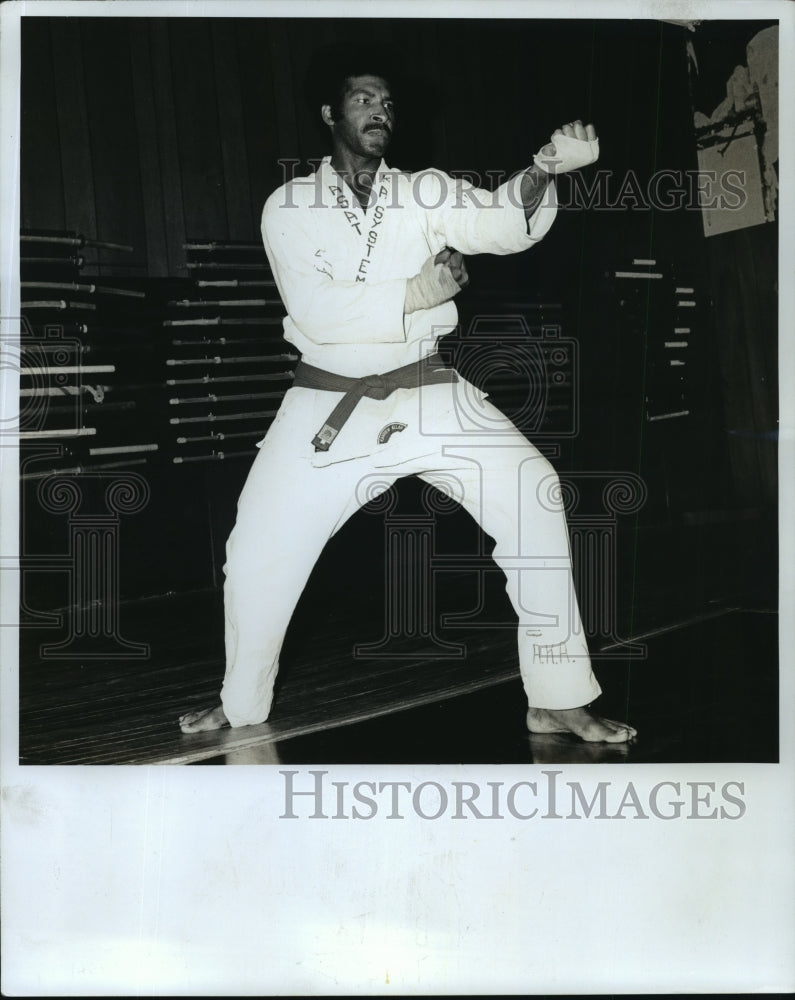 1973 Press Photo Asatida Karriem Allab in the 6th style fighting position. - Historic Images