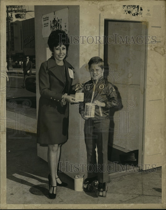1972 Press Photo Mrs. James G. Allen and Roger Stover at Easter Seal Campaign. - Historic Images