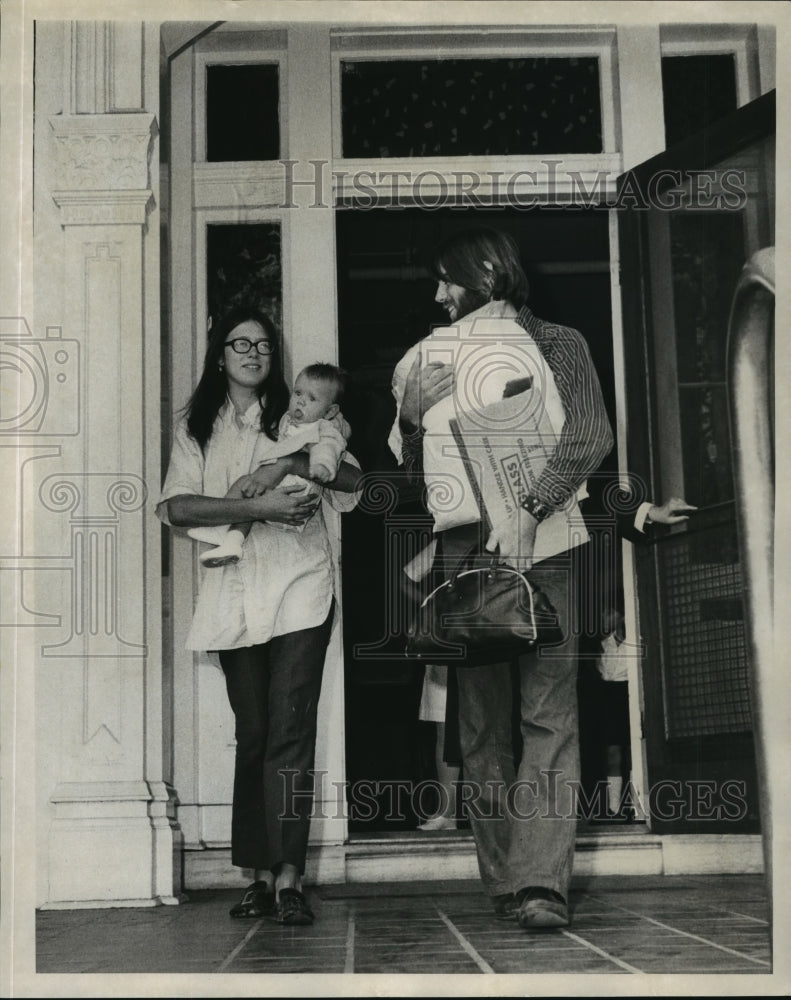 1971 Press Photo George and Ruth Allen leaving with their daughter, Christine. - Historic Images