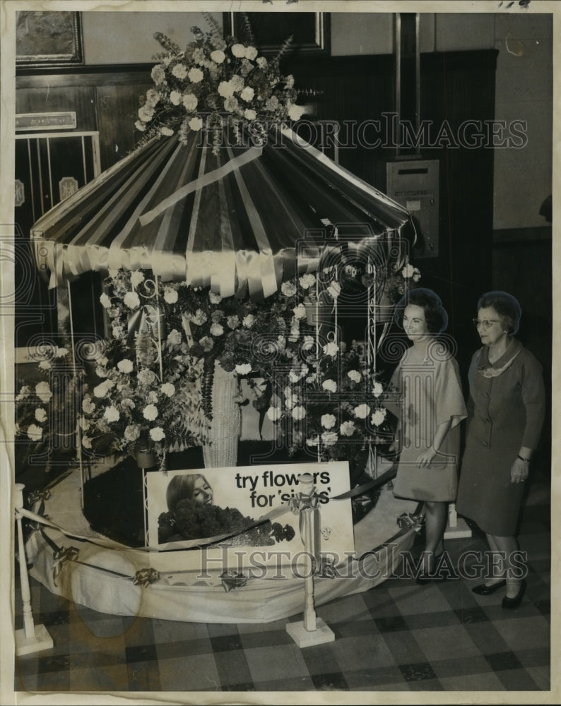 1968 Press Photo Carousel of carnations decorating hotel lobby - noa12813-Historic Images