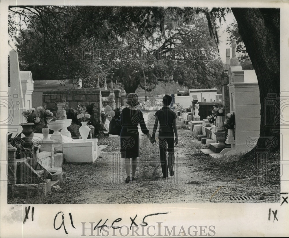 1964 Press Photo Cypress Grove Cemetery on All Saints Day - Historic Images