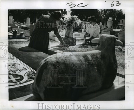1966 Press Photo Mrs. Anthony Amadeo & Mrs. Ellen Montalbano on All Saints Day - Historic Images