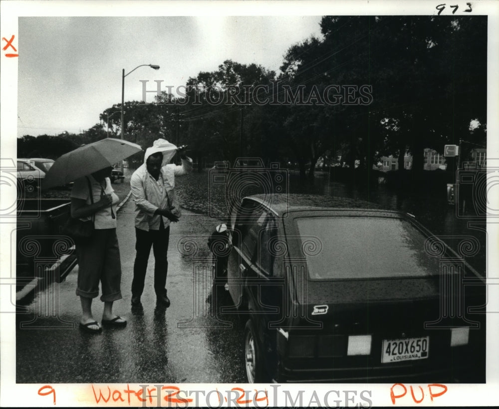 1982 Press Photo Accidents - A wreck on Claiborne Ave. due to flooded road. - Historic Images