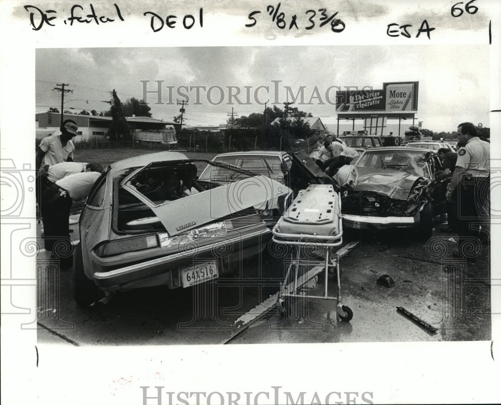 1982 Press Photo Accidents - Police at the scene of a fatal three-car wreck. - Historic Images