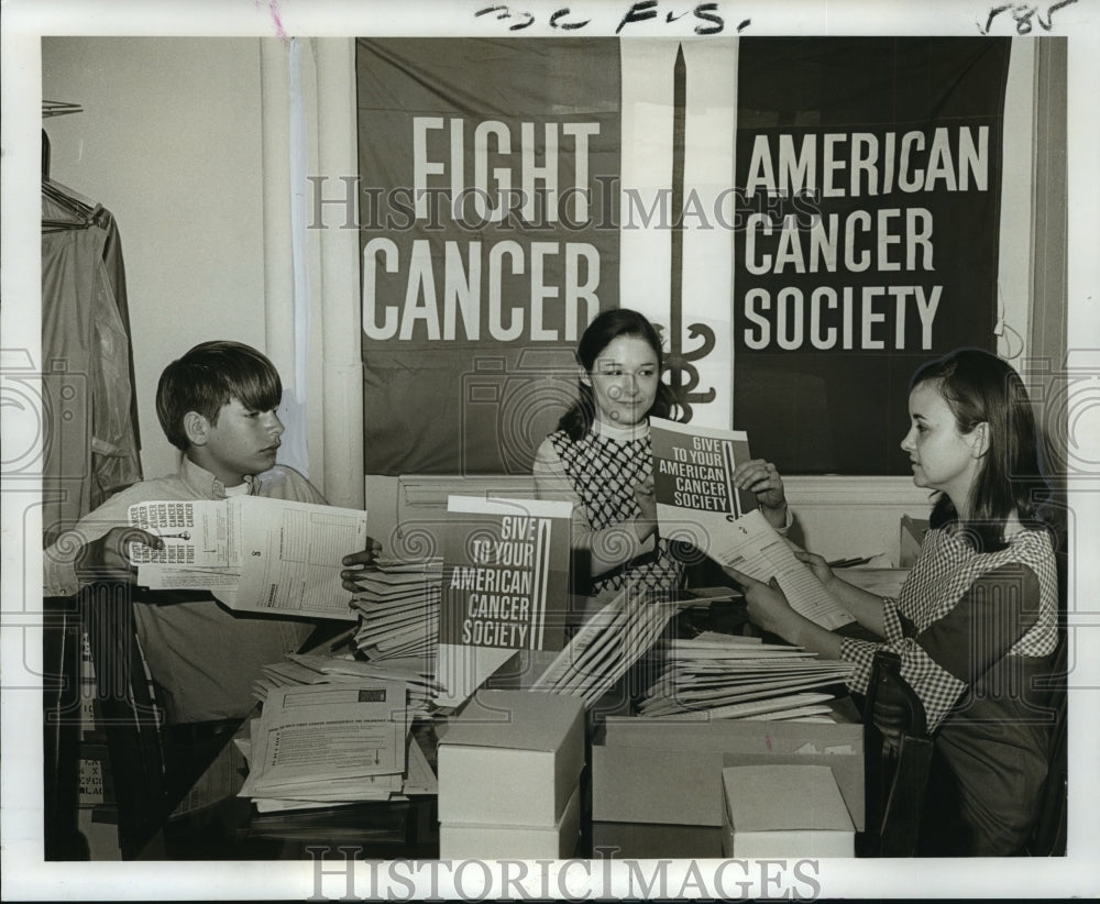 1969 Press Photo New Orleans - J. McCarthy &amp; P. Ordoyne Work for Cancer Society-Historic Images