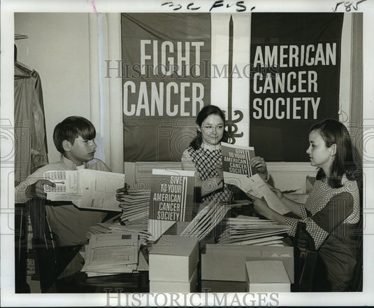 1969 Press Photo New Orleans - J. McCarthy & P. Ordoyne Work for Cancer Society-Historic Images