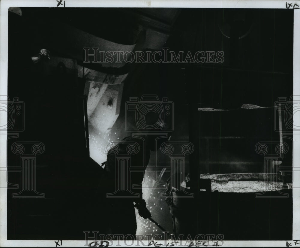 1968 Press Photo Molten Metal for Furnaces at Dibert, Bancraft &amp; Ross - Historic Images