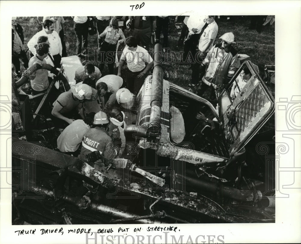 1984 Press Photo Accidents - Truck Driver Being Put on a Stretcher - Historic Images