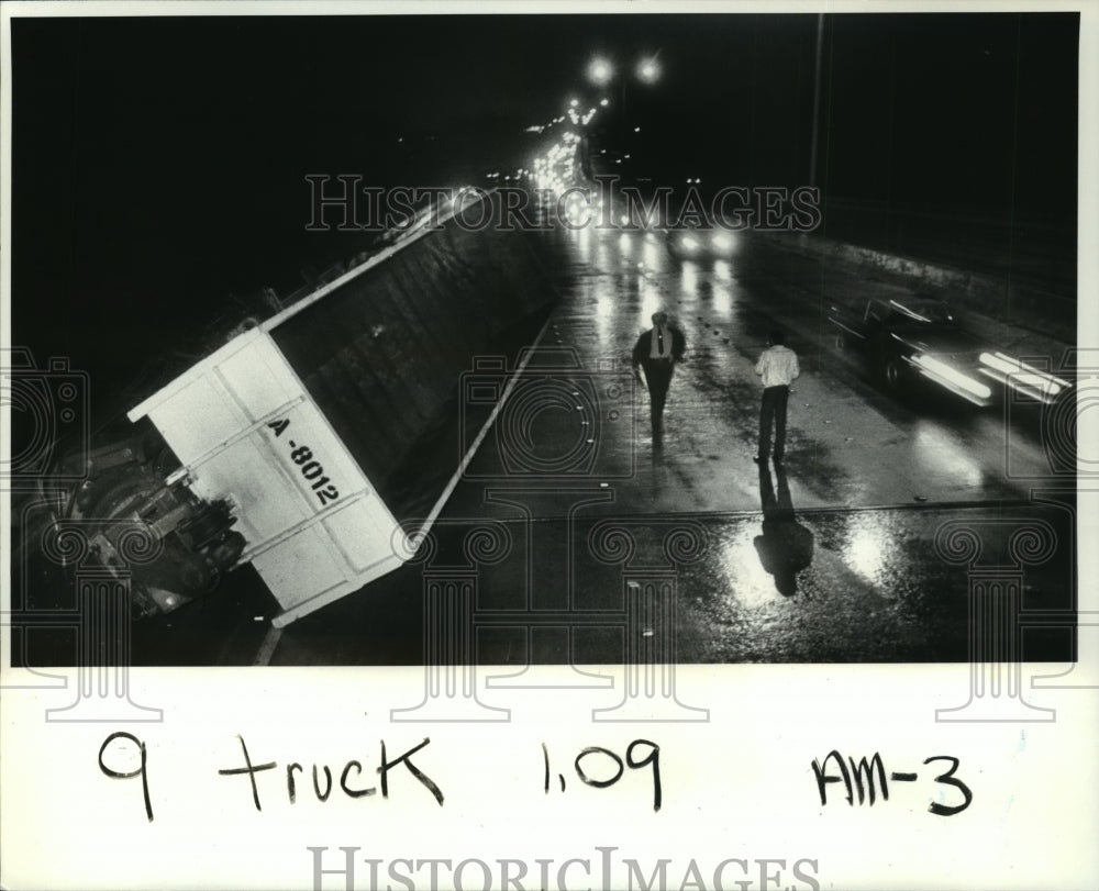 1984 Press Photo 18-wheeler crashed on eastbound lanes of Interstate 610 - Historic Images