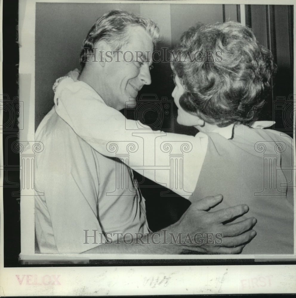 1975 Press Photo Erwin Anderson reunited with his wife in New Orleans-Mayaguez - Historic Images