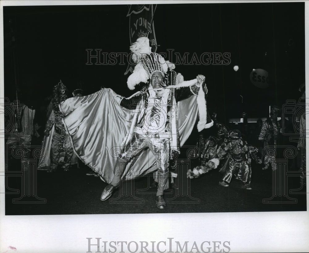 1971 Press Photo Carnival - Lions Club Marching Club in Parade - Historic Images