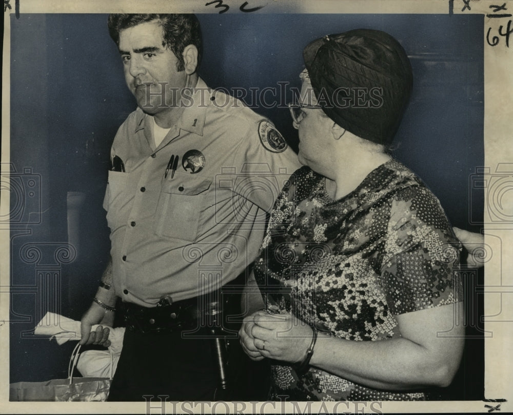 1972 Press Photo Patrolman John Reily arrests Laurene Amy for attempted robbery. - Historic Images