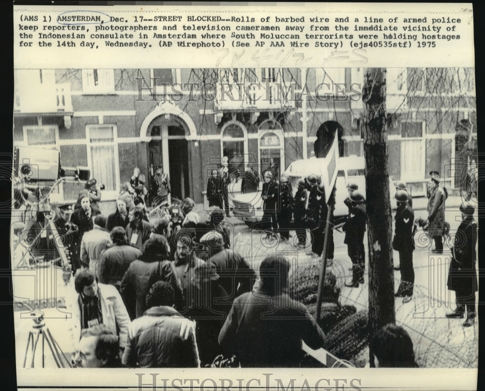 1975 Press Photo Police and barbed wire block street near Indonesian Consulate. - Historic Images