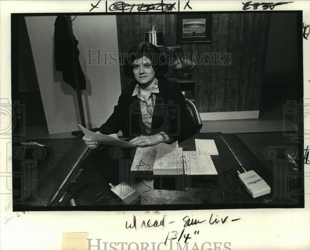 1980 Press Photo Mary Ellen Amos Sitting at a Desk - Historic Images