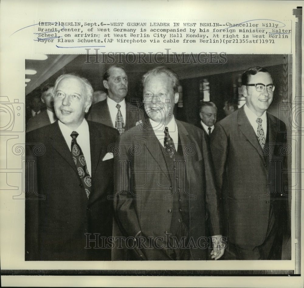 1971 Press Photo Chancellor Willy Brandt &amp; Walter Scheel Arrive in West Berlin - Historic Images