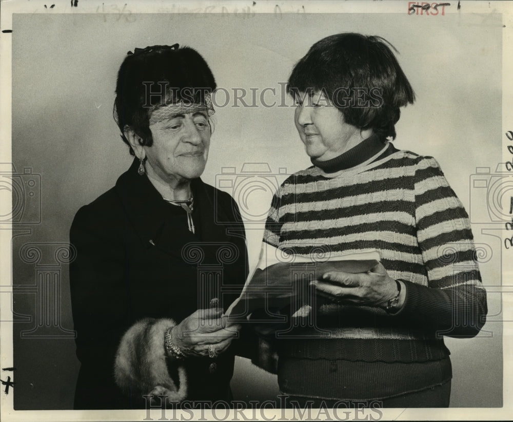 1977 Press Photo Mrs. Shulamit Wald &amp; Mrs. Hannah Teles Robkin-Mizrachi Shabbat - Historic Images