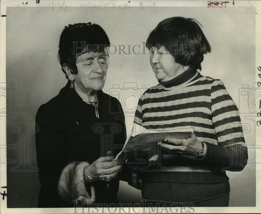 1977 Press Photo Mrs. Shulamit Wald & Mrs. Hannah Teles Robkin-Mizrachi Shabbat - Historic Images
